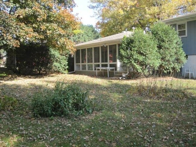 Building Photo - 3 Bedroom, 2 bath house close to UIHC and Kinnick.