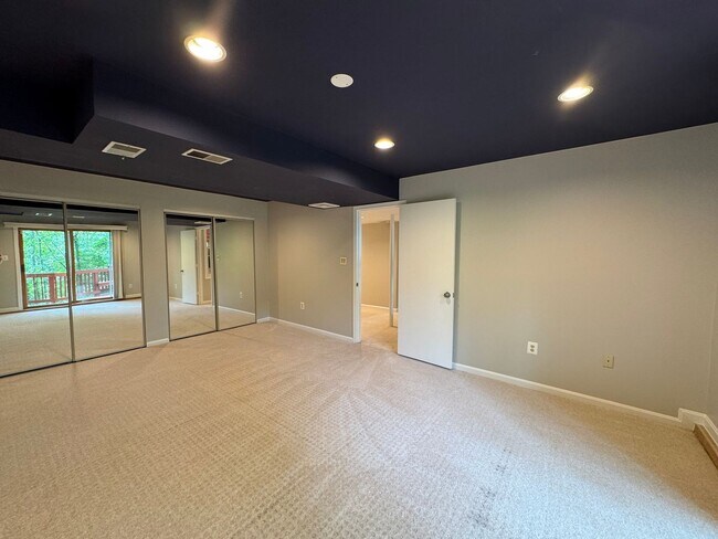 Building Photo - Fantastic 4 Bed 3.5 Bath Townhome With Sun...