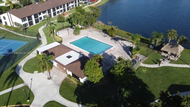 Building Photo - 213 Lake Pointe Dr