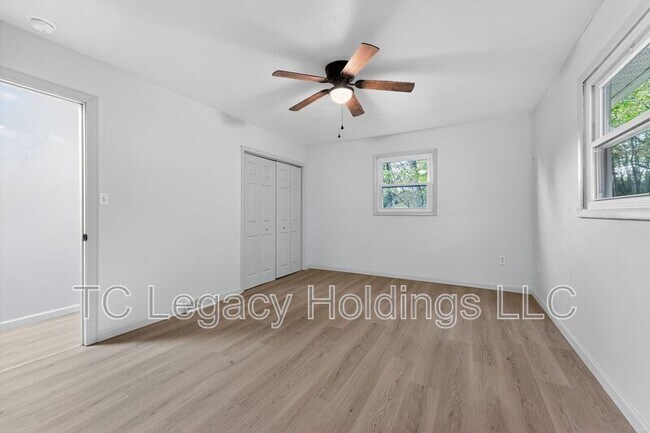 Building Photo - 320 Diamond Ave