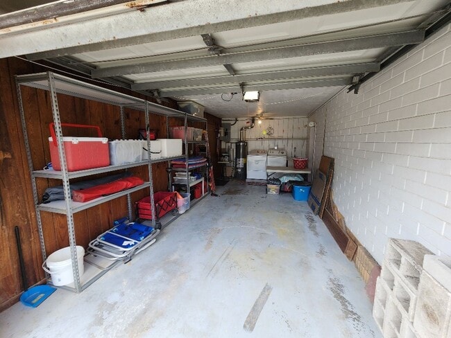 Building Photo - 2006 Hill St