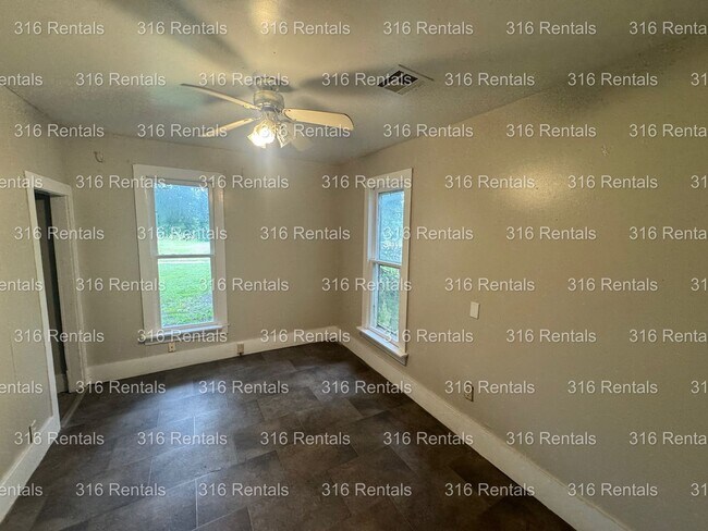 Building Photo - $895 - 3 bed 1 bath - Single Family Home