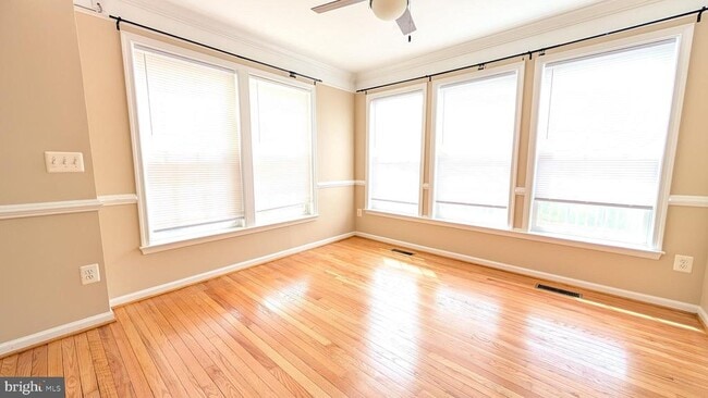 Building Photo - 211 Shirley Square SE