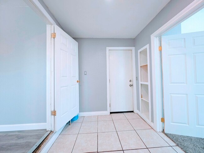 Building Photo - 4 bed with Dual master bedrooms and Solar ...