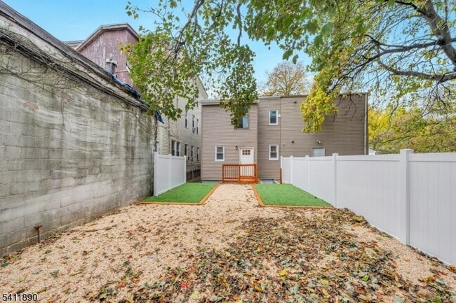 Building Photo - 30 Linden Ave