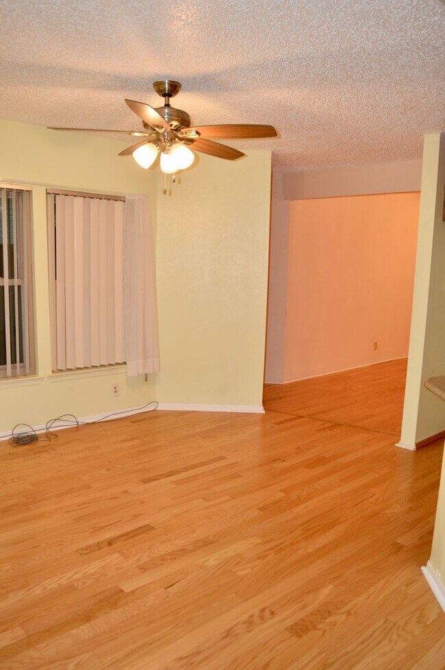 Building Photo - Beautiful and spacious 3 bed 2 bath.