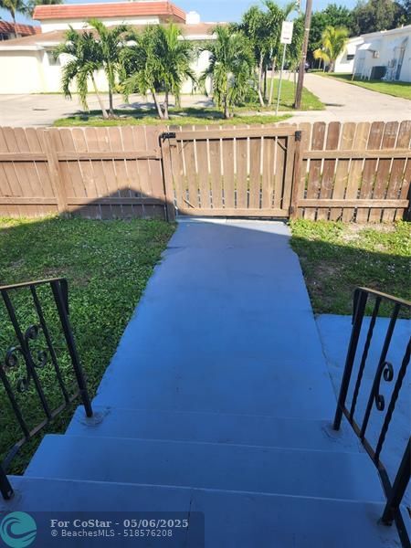 Building Photo - 2466 Lincoln St