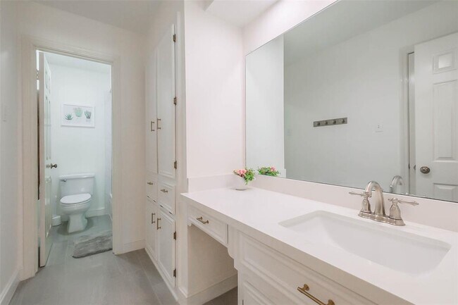 Building Photo - 1319 Hannington Dr