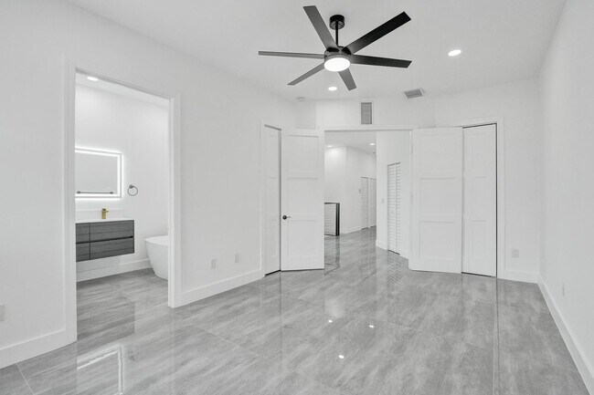 Building Photo - 1215 W Las Olas Blvd