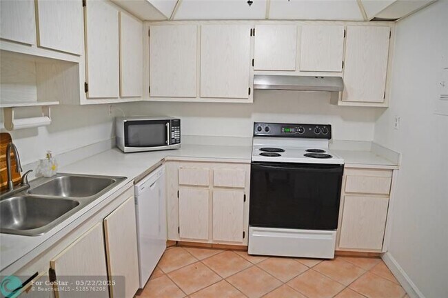 Building Photo - 525 N Ocean Blvd