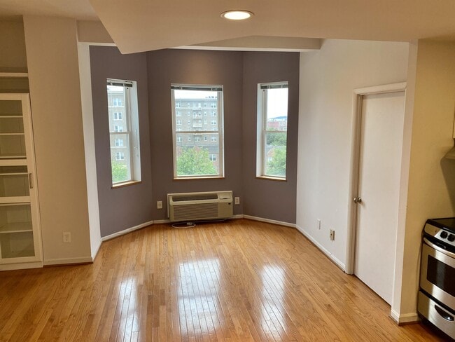 Building Photo - 1415 Chapin St NW