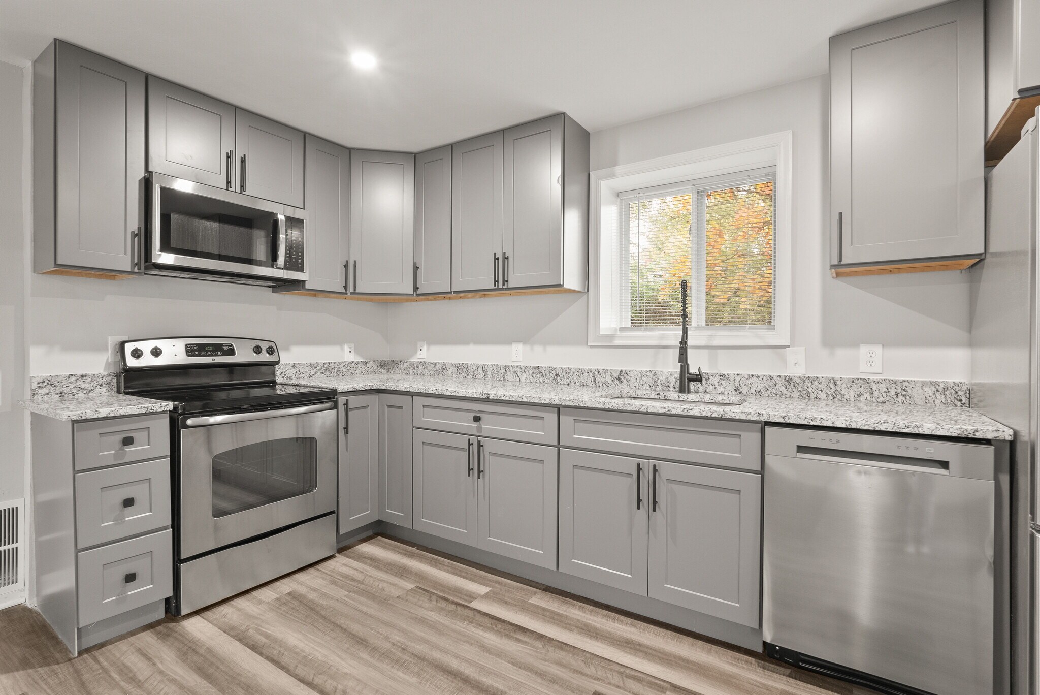 Building Photo - 6578 Edsall Rd