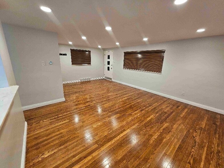 Building Photo - 1606 Greentree Rd