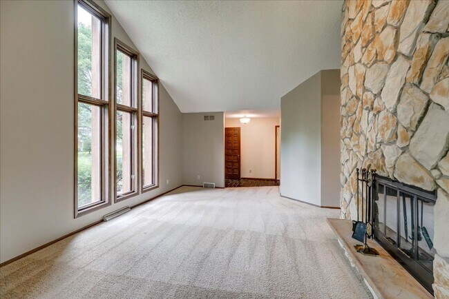 Building Photo - Parkwood Hills – Spacious 4 Bedroom, 3 Bat...