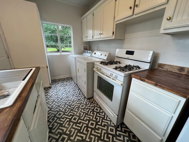 Building Photo - 511 Hudson Terrace