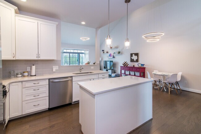 Building Photo - 2544 Oxford Cir