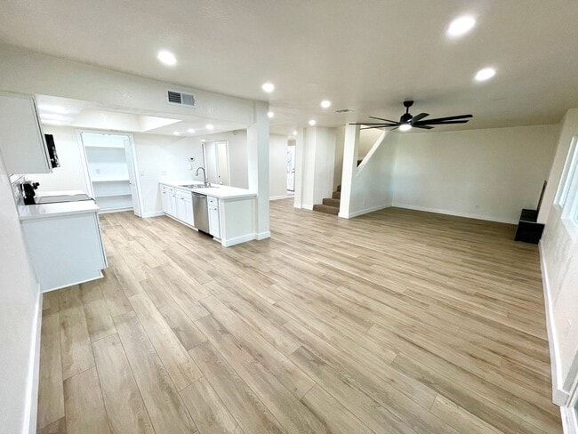 Building Photo - Gorgeous 2-Story Home with Golf Course Views and Modern Amenities!