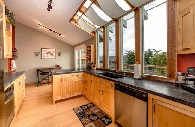 Building Photo - 5602 Green Hills Ave NE