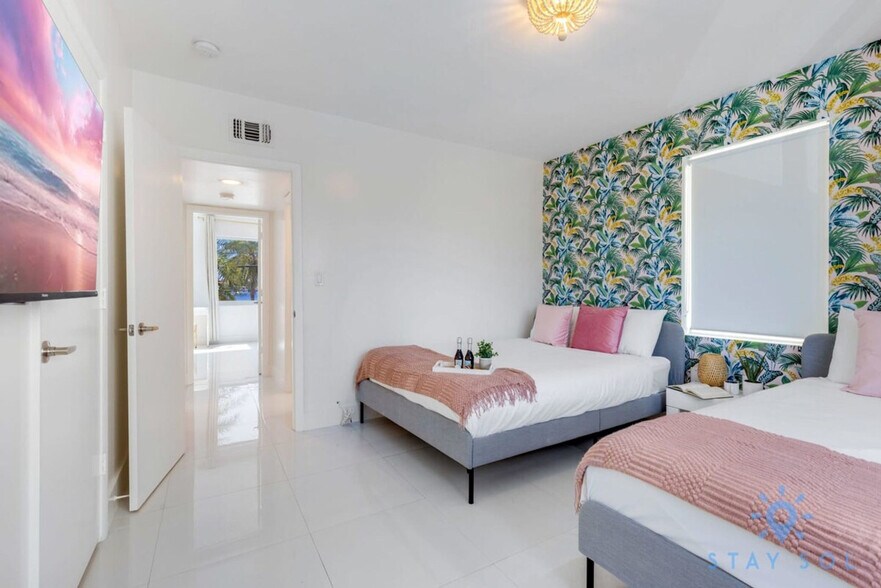 Building Photo - 809 S Ocean Dr