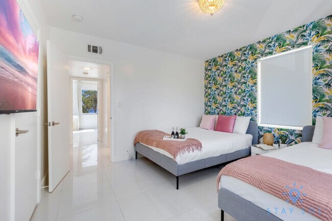 Building Photo - 809 S Ocean Dr