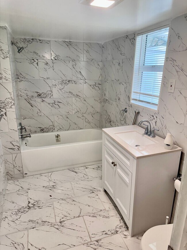 Building Photo - Large, 4 bedroom/1 bath home Located in be...