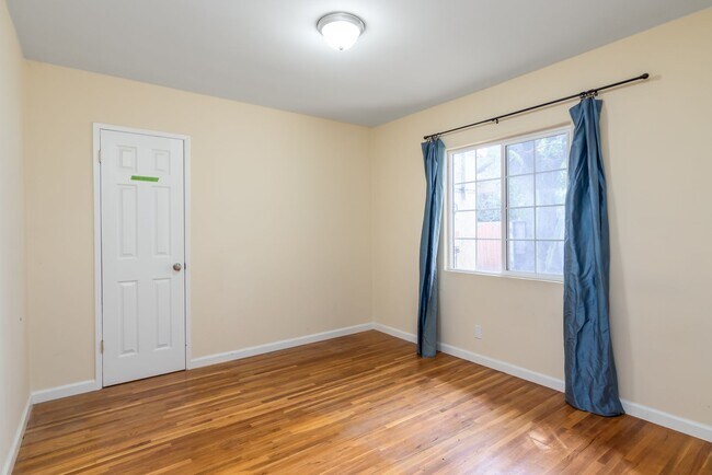 Building Photo - Spacious 3 Bedroom / 2 Bathroom Home in La...