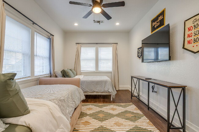 Building Photo - Fully furnished and updated 3 bedroom 2 bath in the heart of River Oaks. Available immediately an...