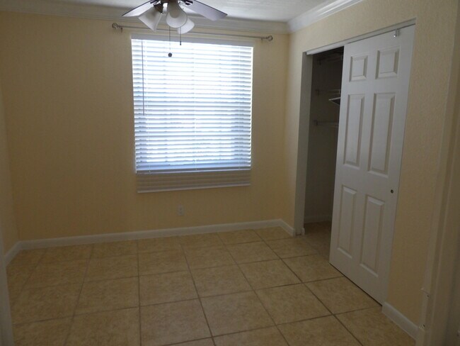 Building Photo - 996 Summit Lake Dr