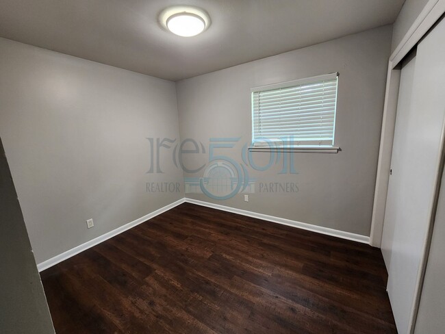Building Photo - Wonderful 3BR/1.5BA Just a few blocks away...