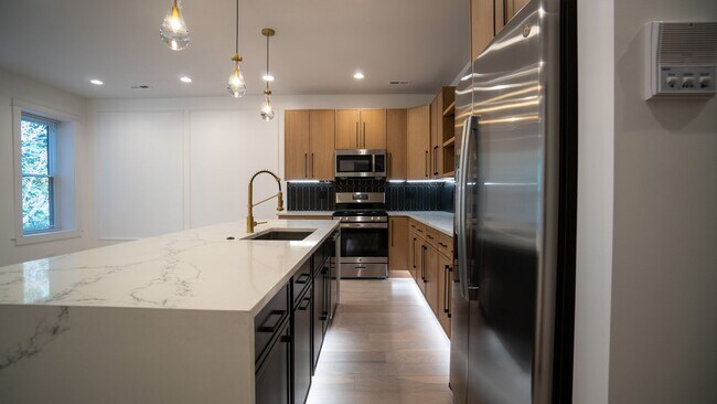 Building Photo - Newly Rehabbed 3-bedroom, 2-bath Gem with In-Unit Washer/Dryer! Discover Uptown Living.