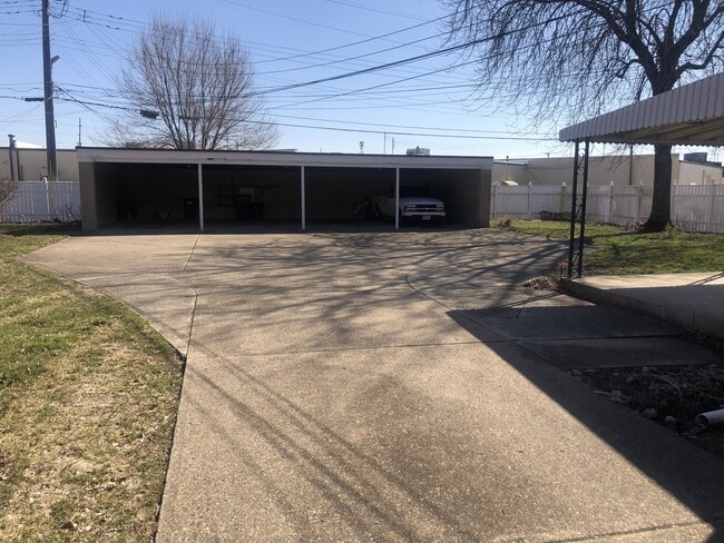 Building Photo - 4760 Holiday Dr