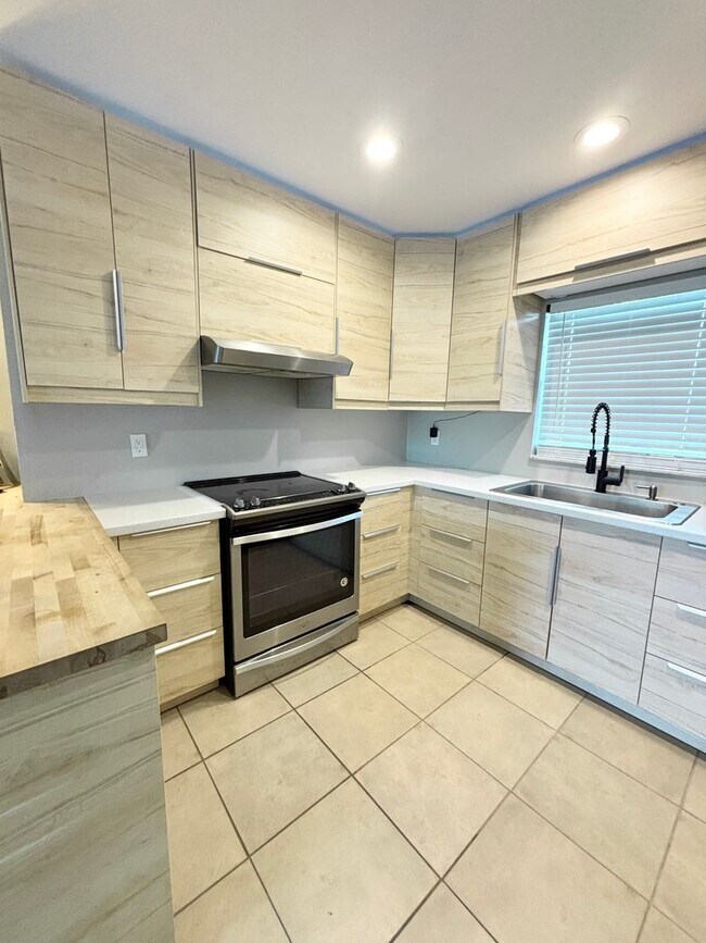 Building Photo - Newly Remodeled 3/2 with Pool