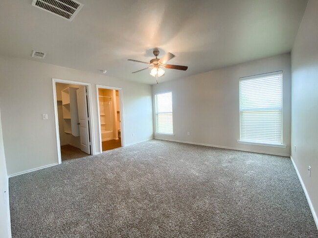 Building Photo - 3/2/2 Home in Windstone!
