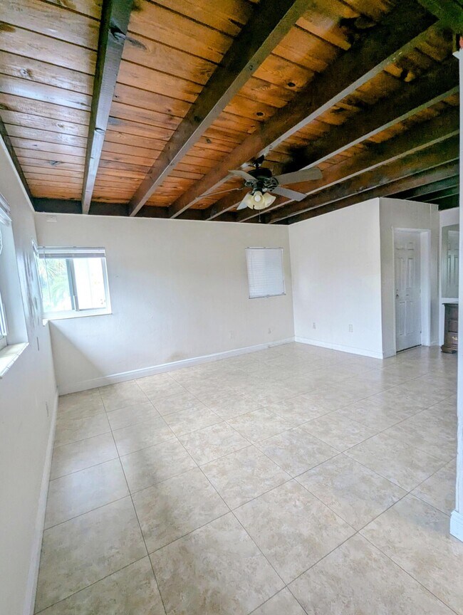 Building Photo - 321 SE 15th Ave