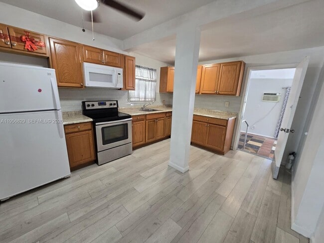 Building Photo - 3083 SW 17th St