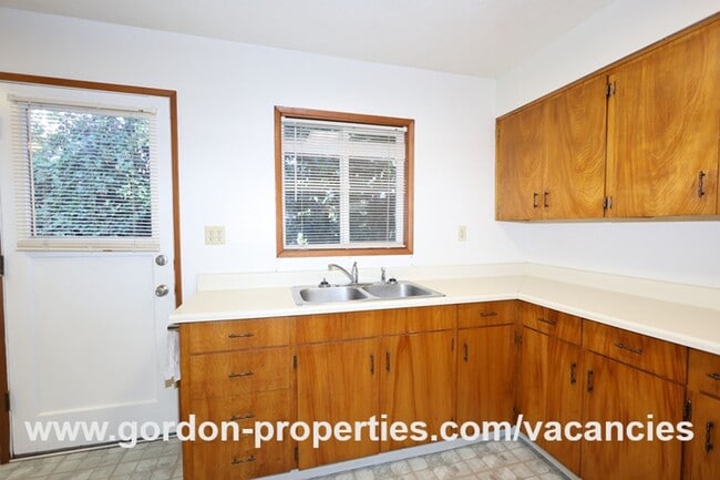 Building Photo - SE Green Vista Dr - Milwaukie 2 bedroom duplex with fireplace