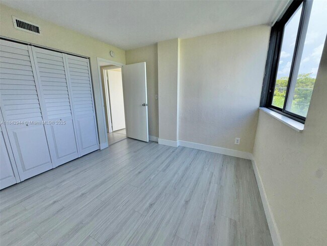 Building Photo - 2715 Tigertail Ave