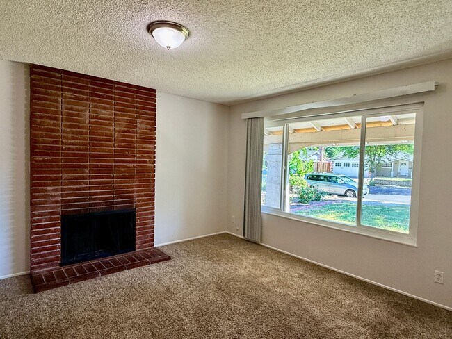 Building Photo - Spacious 3 Bedroom 2 Bath Home with 2 Car Garage and Central Air Conditioning