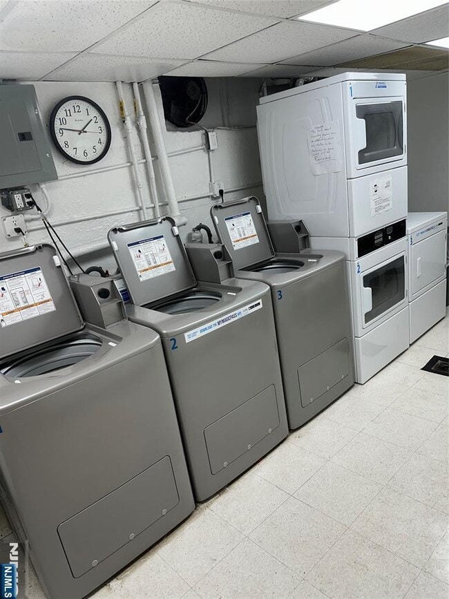 Building Photo - 1575 Center St