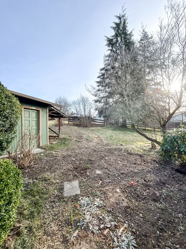 Building Photo - 3BD with Sunroom on 2 Acres