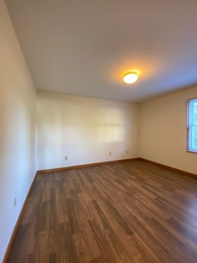 Building Photo - 214 Stonewall Ct