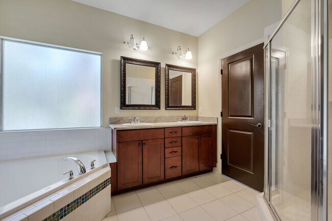 Building Photo - Midtown Tallahassee Townhome