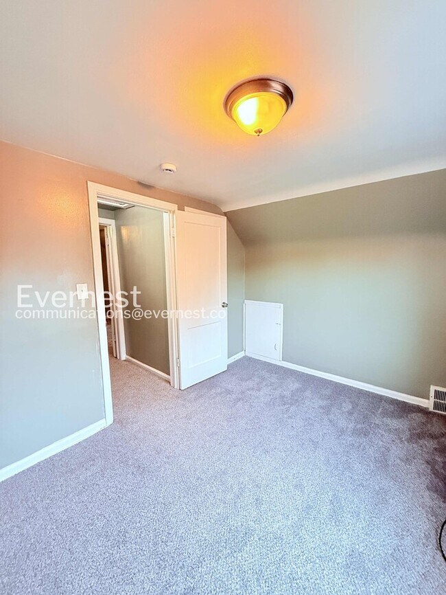 Building Photo - Charming Home with Detached Garage and Basement! | Pet Friendly