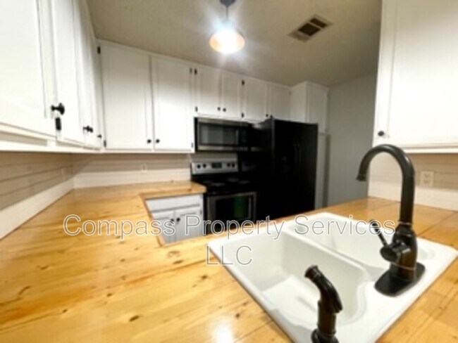 Building Photo - 396 Fernwood Dr