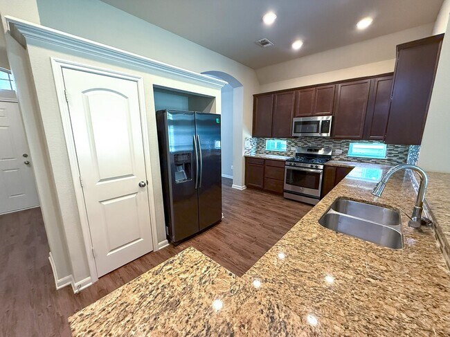 Building Photo - 117 Green Haven Dr