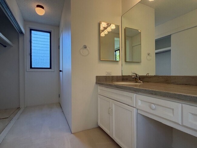 Building Photo - Partly Furnished 2 Bedroom, 2 Bathroom, 2 Parking (Mauna Luan Hawaii Kai)