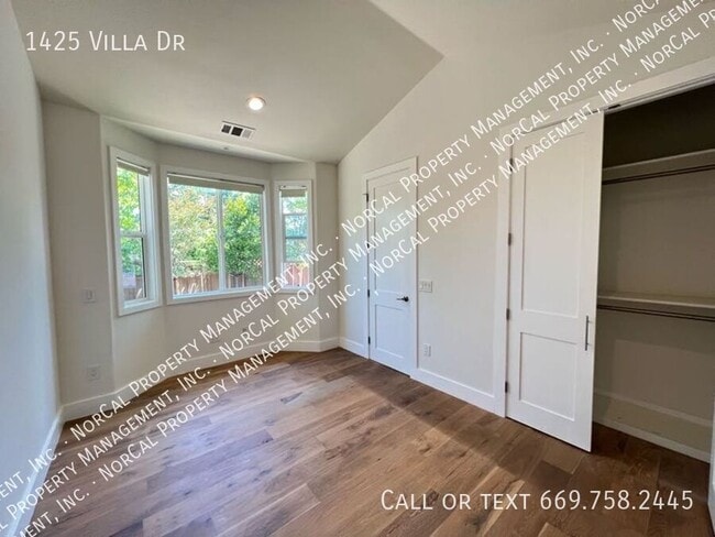 Building Photo - 1425 Villa Dr