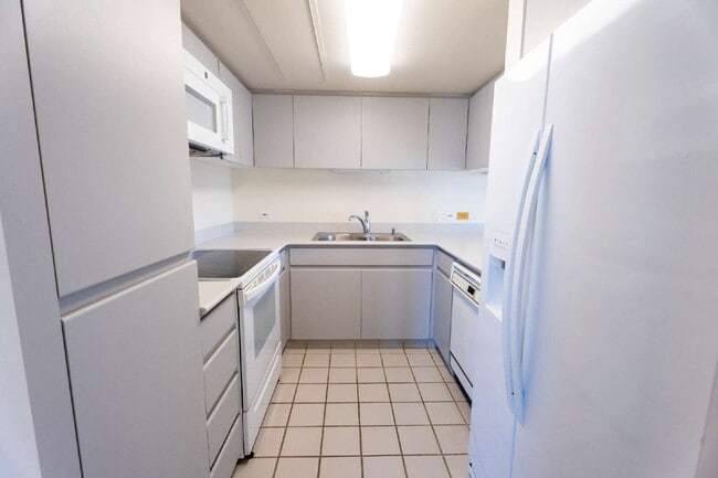 Building Photo - 745 Isenberg St