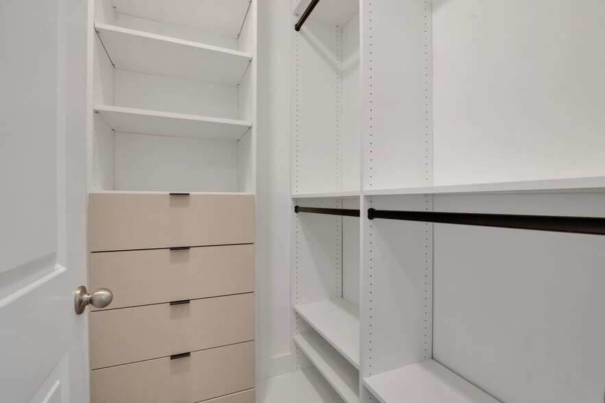 Building Photo - 8318 Vivaro Isle Way