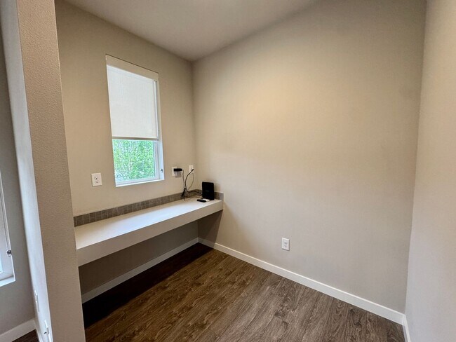 Building Photo - Village Crest Townhome!!!